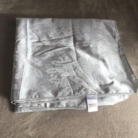 Martha Stewart Christmas Rectangle Tablecloth Silver Damask Poinsettia 100 x 60" - Picture 2 of 4